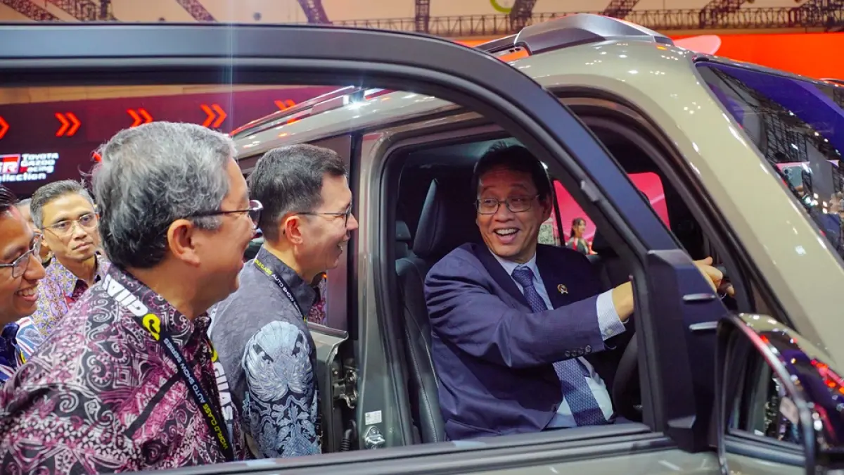 Menkeu Purbaya meninjau teknologi elektrifikasi Toyota saat mengunjungi booth GIIAS 2026 di ICE BSD City.
