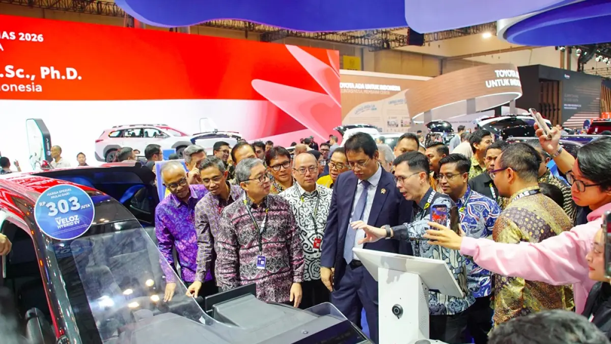 Menkeu Purbaya meninjau teknologi elektrifikasi Toyota saat mengunjungi booth GIIAS 2026 di ICE BSD City.
