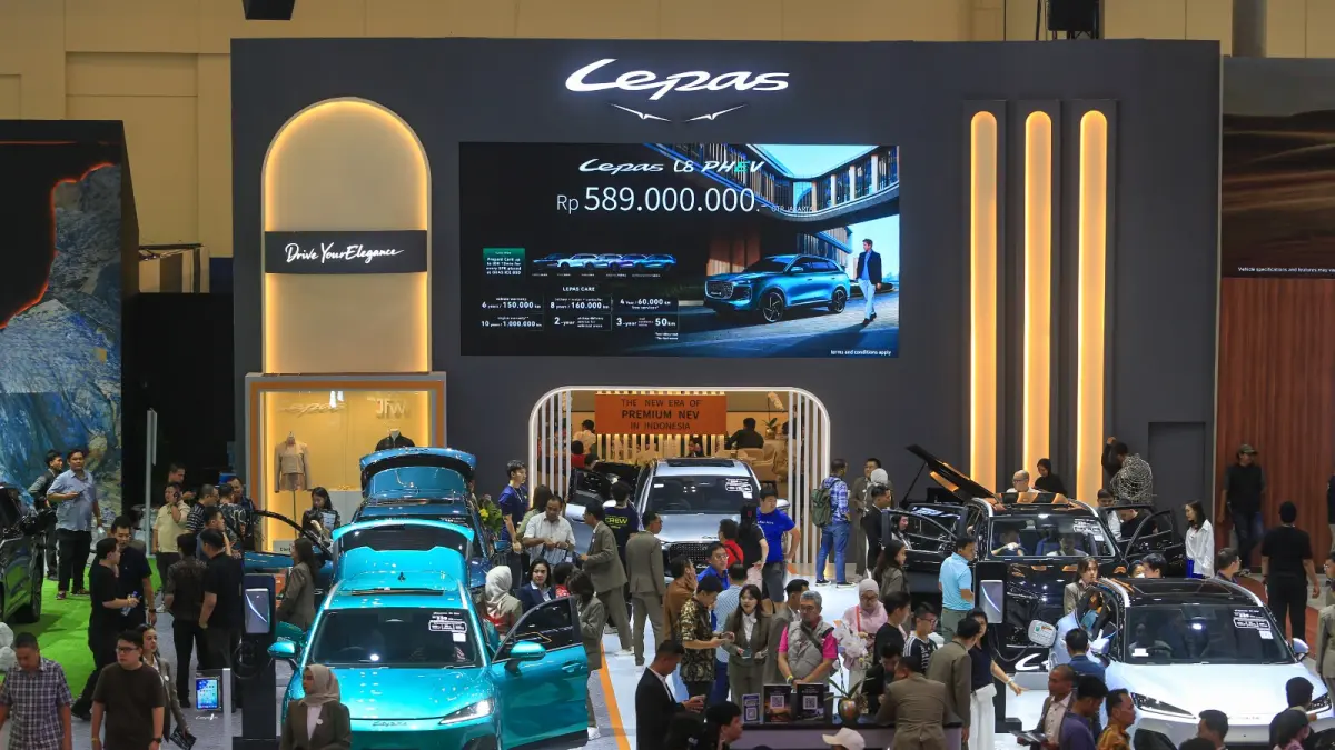 Pengunjung GIIAS 2026 antusias mencoba LEPAS E4 EV dan L8 PHEV melalui sesi test drive.
