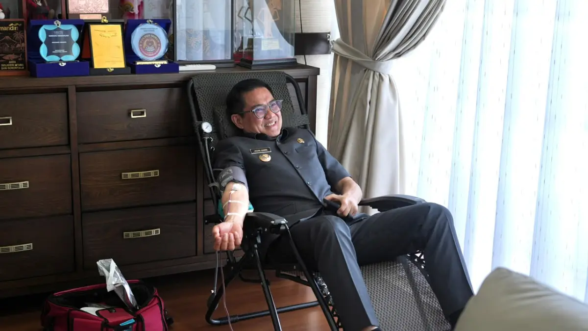 Rutin-Bupati Minahasa Utara Joune Ganda saat melakukan donor darah

