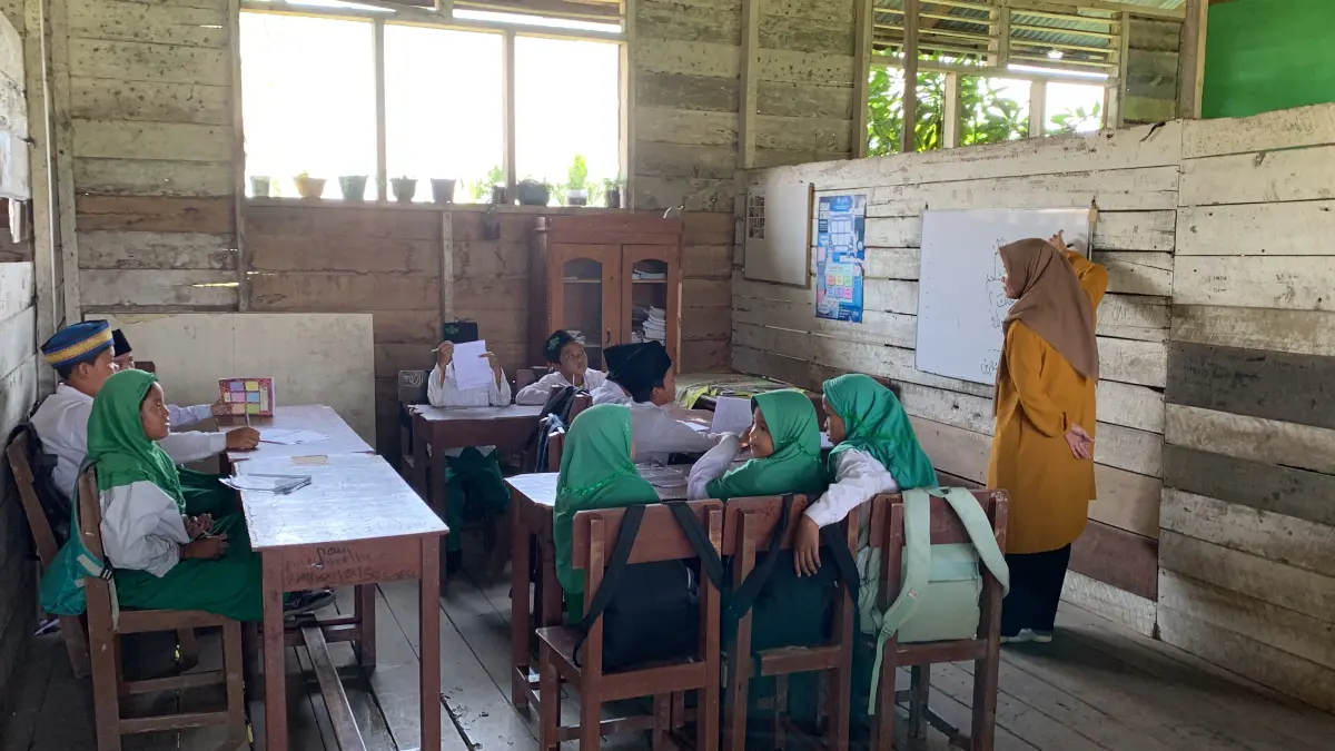 UNIQLO meluncurkan kampanye HUT RI ke-81 dengan hijab baru dan program donasi bagi guru honorer.