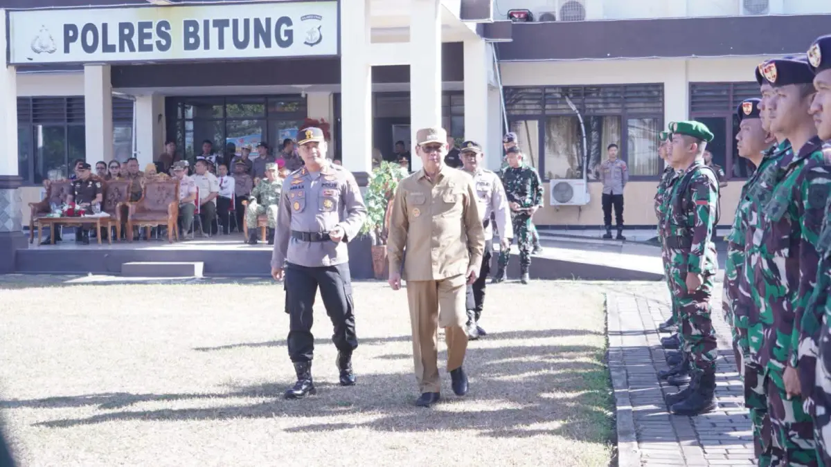 Wali Kota Bitung Hengky Honandar didampingi Kapolres Bitung AKBP Arie Sulistyo Nugroho mengecek kesiapan personel hadapi dampak fenomena El Nino.(Dok Istimewa)