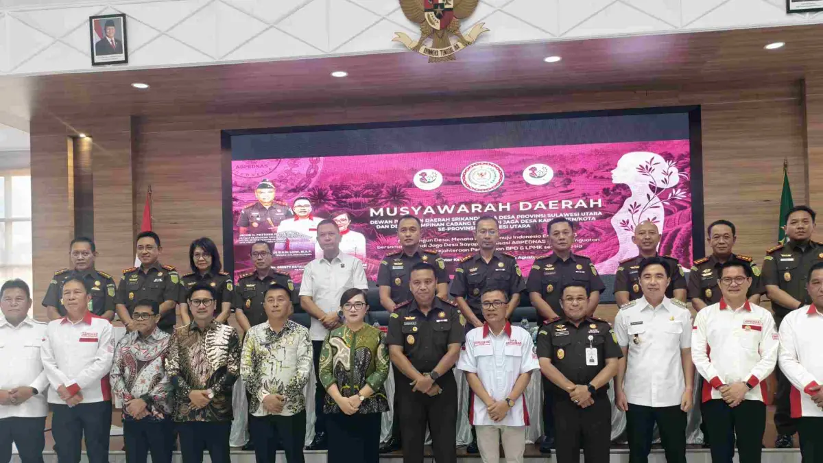 Sinergi-Kepala Kejaksaan Tinggi Sulawesi Utara, Jacob Pattipeilohy bersama Kepala Daerah lainnya serta Kajari se sulut saat foto bersama dalam kegiatan Musda Srikandi Jaga Desa Provinsi Sulawesi Utara bersama Dewan Pimpinan Cabang (DPC) kabupaten/kota.

