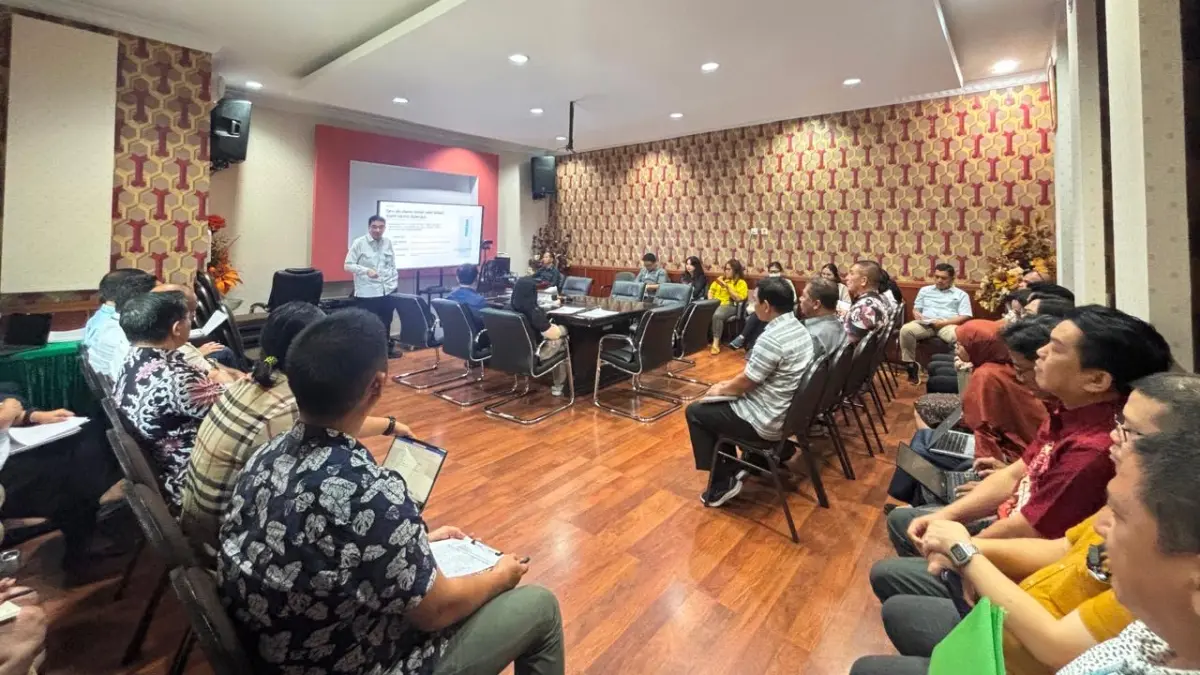 Dirut RSUP Prof Dr RD Kandou Manado, Prof Dr dr Starry H Rampengan SpJP(K) FIHA MARS MHKes, saat memimpin rapat peningkatan mutu layanan, Rabu (5/8).