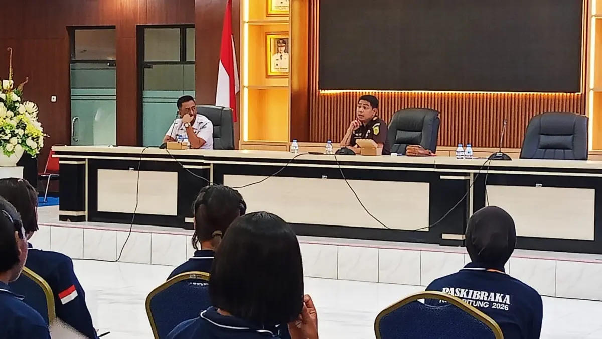 Kasi Intelijen Kejari Bitung Justisi Wagiu saat memberikan materi kepada calon Paskibraka Kota Bitung.(Franky Sumaraw/MP)