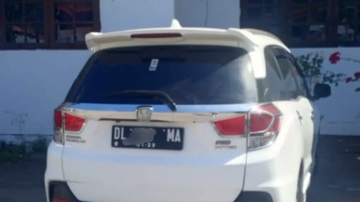 Kendaraan bermotor roda empat jenis Honda Mobilio berwarna putih yang diduga milik oknum anggota DPRD Kabupaten Kepulauan Sangihe berinisial DJS menjadi sorotan setelah diduga menggunakan pelat nomor polisi yang tidak terdaftar alias Bodong 