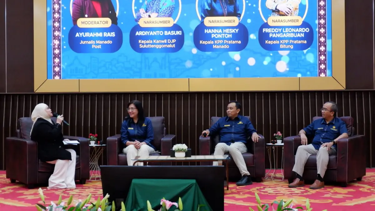 Kepala Kanwil DJP Suluttenggomalut, Ardiyanto Basuki, Kepala KPP Pratama Manado Hanna Hesky Pontoh, dan Kepala KPP Pratama Bitung Freddy Leonardo Pangaribuan, di sela acara Forum Komunikasi Publik dan Dialog Perpajakan, Rabu (85/8).