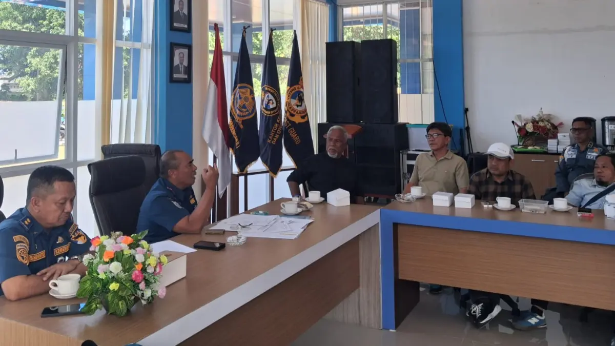 Kepala KSOP Kelas I Bitung Yefri Meidison saat menjelaskan perizinan pemotongan kapal dan SPOB.(Dok Istimewa)