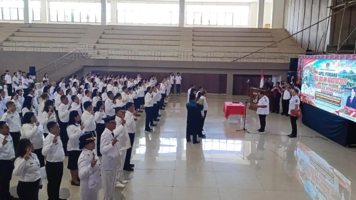 LANTIK: Bupati Robby Dondokambey melantik ratusan pejabat di Gedung Wale Ne Tou Tondano, Rabu (5/8/2026) pagi.