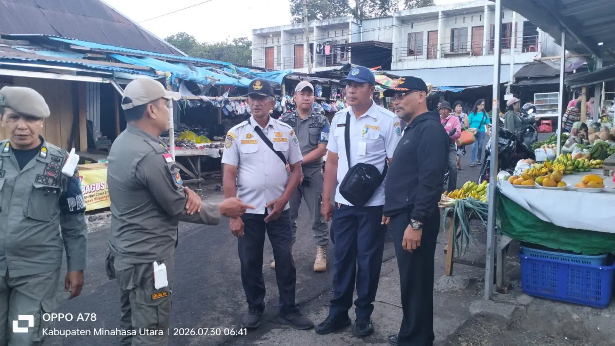 Persuasif-Kepala Satuan Polisi Pamong Praja (Satpol PP) Minahasa Utara, Daniel Komenaung bersama personil dan dinas perhubungan saat akan lakukan sosialisasi ke Pedagang Pasar Airmadidi
