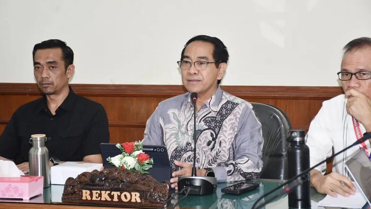 Plt Rektor Unsrat Prof Jamaluddin Jompa, pimpin rapat perdana bersama pimpinan universitas, Rabu (5/8/2026).