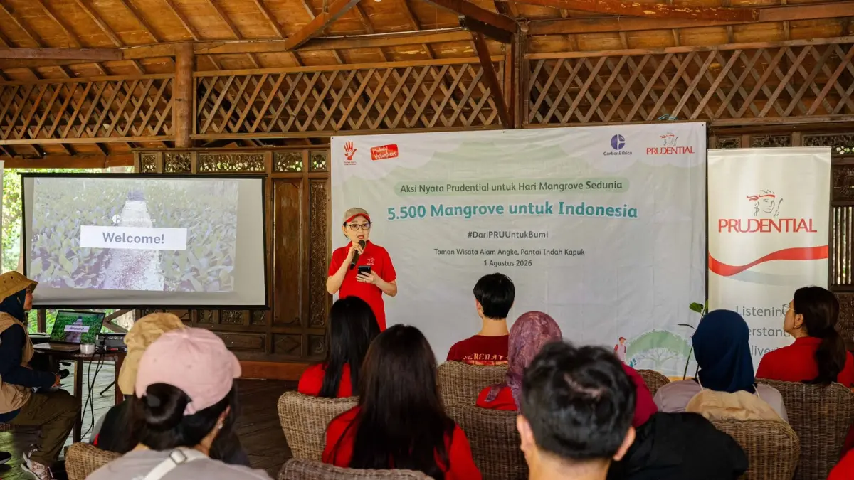 Prudential Indonesia bersama CarbonEthics memberikan edukasi mengenai manfaat mangrove dan pentingnya menjaga kelestarian ekosistem pesisir kepada karyawan dan tenaga pemasar.