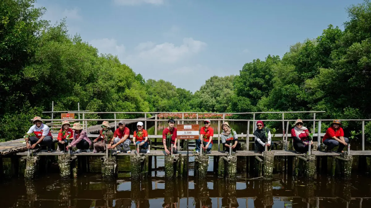 Prudential Indonesia melakukan penanaman mangrove sebagai bagian dari komitmen perusahaan dalam mendukung pelestarian ekosistem pesisir.