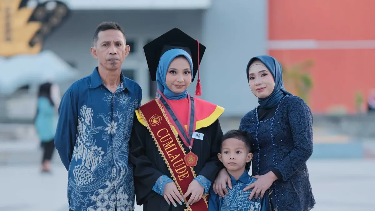 Loper koran Iwan Mustafa dan istri Irma Yusuf menghadiri wisuda anaknya Shalwa Mustafa di Kampus UNG.(Dok Istimewa)