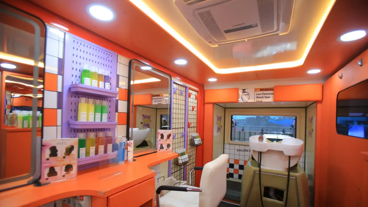 Mobile Beauty Salon berbasis Isuzu TRAGA menghadirkan layanan salon profesional lebih dekat.
