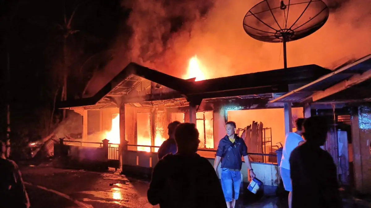 Rumah milik Keluarga Petonangen-Lombote di Kampung Karatung II, Kecamatan Manganitu, Kabupaten Kepulauan Sangihe, Kamis (6/8/2026) sekitar pukul 21.30 Wita, ludes dilahap api. Foto : Ivan Xavierius