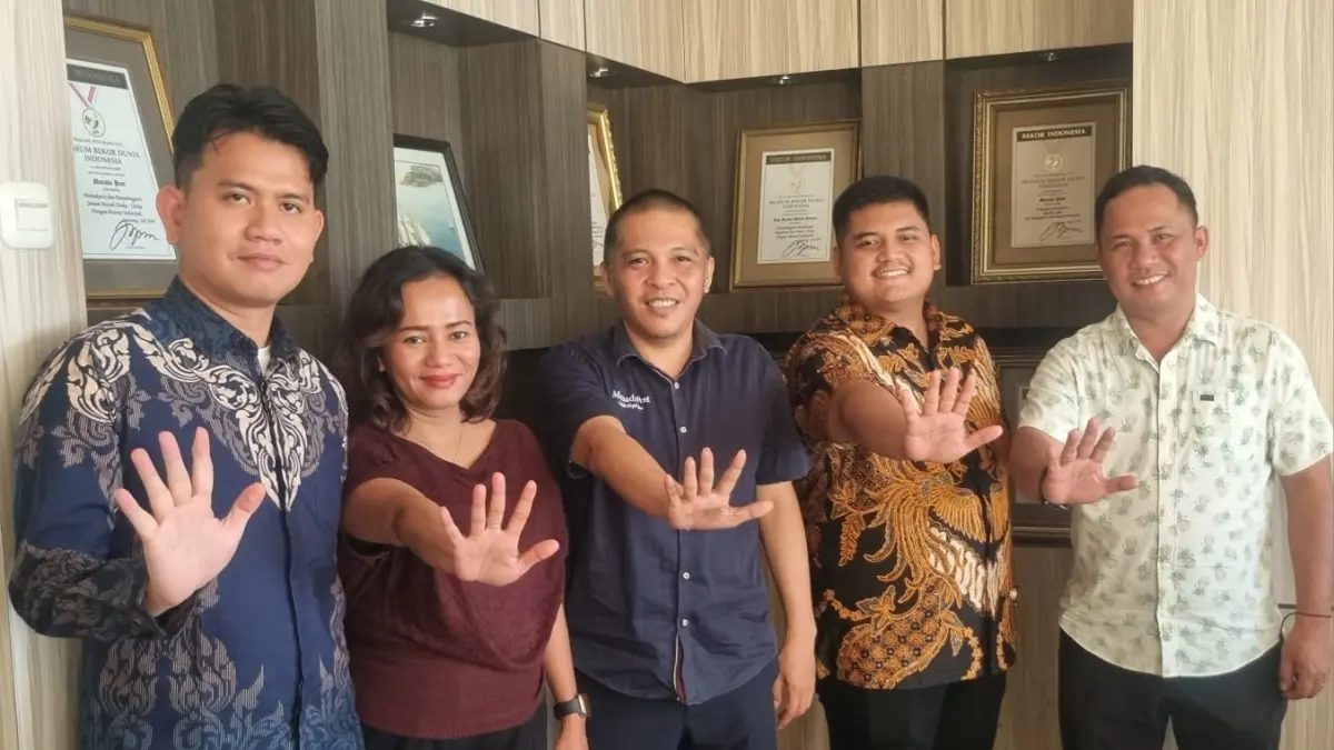 VISIT: Pansus Ranperda Penyelenggaraan Kepariwisataan DPRD Kabupaten Karo, Sumatera Utara, saat mengunjungi Grha Pena Manado Post yang diterima Pemimpin Redaksi Filip Kapantow, Kamis (06/08/26).