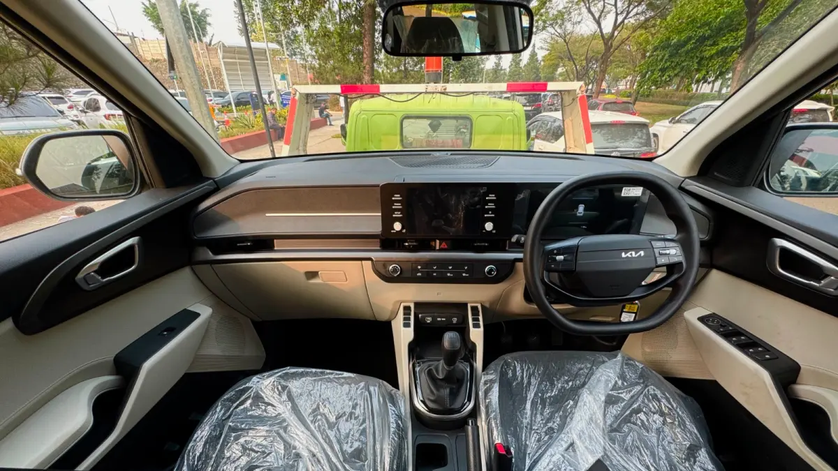 Kia Carens Manual Transmission resmi meluncur dengan kenyamanan MPV keluarga dan transmisi manual 6-percepatan.
