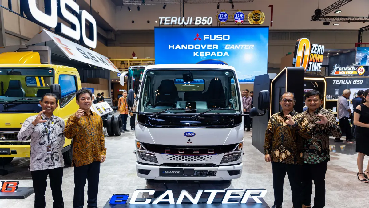 Mitsubishi Fuso menyerahkan satu unit eCanter kepada PT Fastana Logistik di GIIAS 2026.
