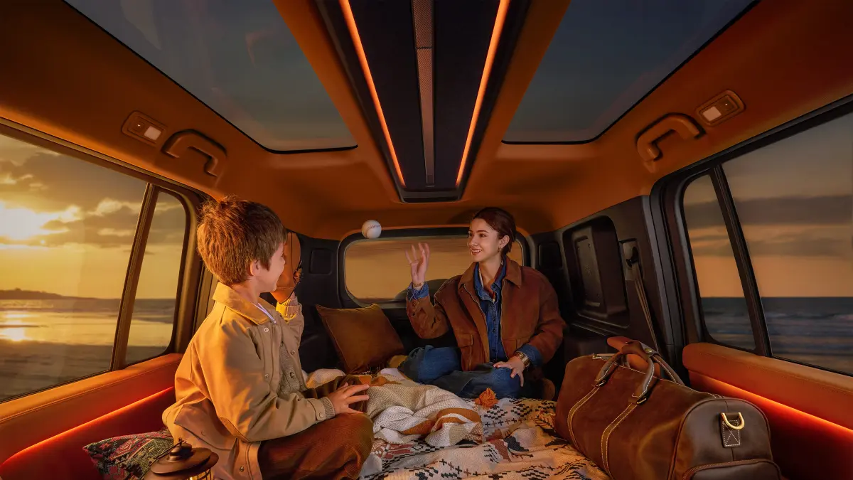 Ruang lega memungkinkan kabin diubah menjadi Camping King Room yang nyaman, ditemani pemandangan melalui Dual Panoramic Sky Screen dan Starry Sky Island