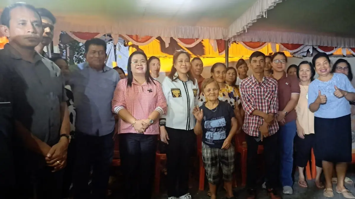 Anggota DPRD Manado Lily Binti (Kemeja Putih) bersama warga Mahakeret Timur yang menyampaikan aspirasi di kegiatan reses, Sabtu (8/8)