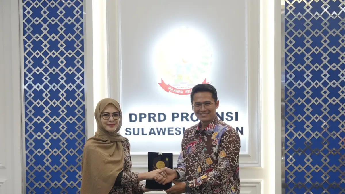 GM PLN UIP Sulawesi Gusti Made Aditya San Adinatha bersama Ketua DPRD Provinsi Sulawesi Selatan, drg. Andi Rachmatika Dewi