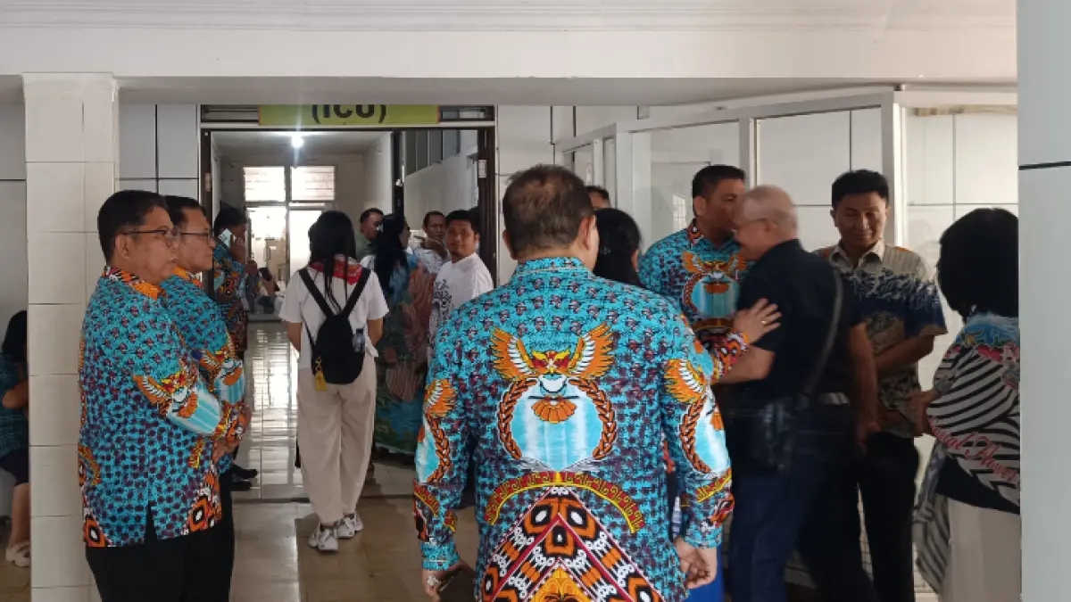 Jajaran Pimpinan OPD Pemprov Sulawesi Utara di depan ruang ICU RS Bethesda Tomohon
