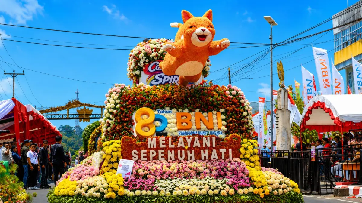 Kendaraan hias BNI memadukan semangat delapan dekade pengabdian, kekayaan budaya Tomohon, dan transformasi digital untuk mendukung kemajuan daerah