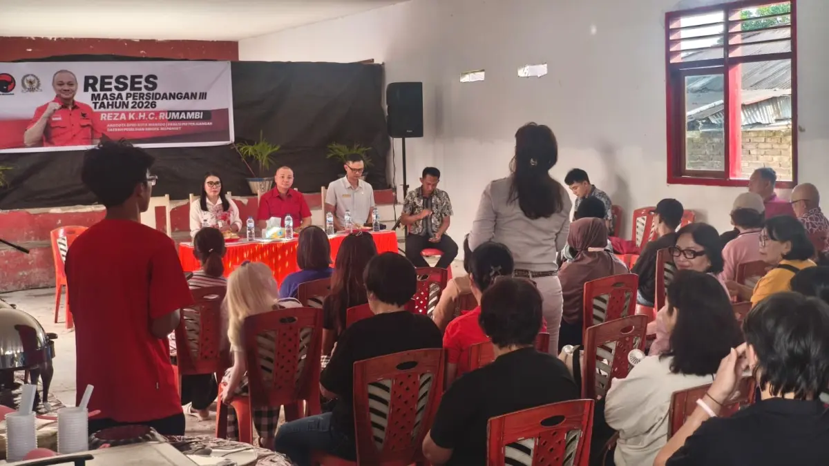 KONSTITUEN: Warga di Paniki Bawah, Kecamatan Mapanget menyampaikan aspirasi ke Anggota DPRD Manado Reza Rumambi dalam kegiatan reses, Sabtu (8/8)