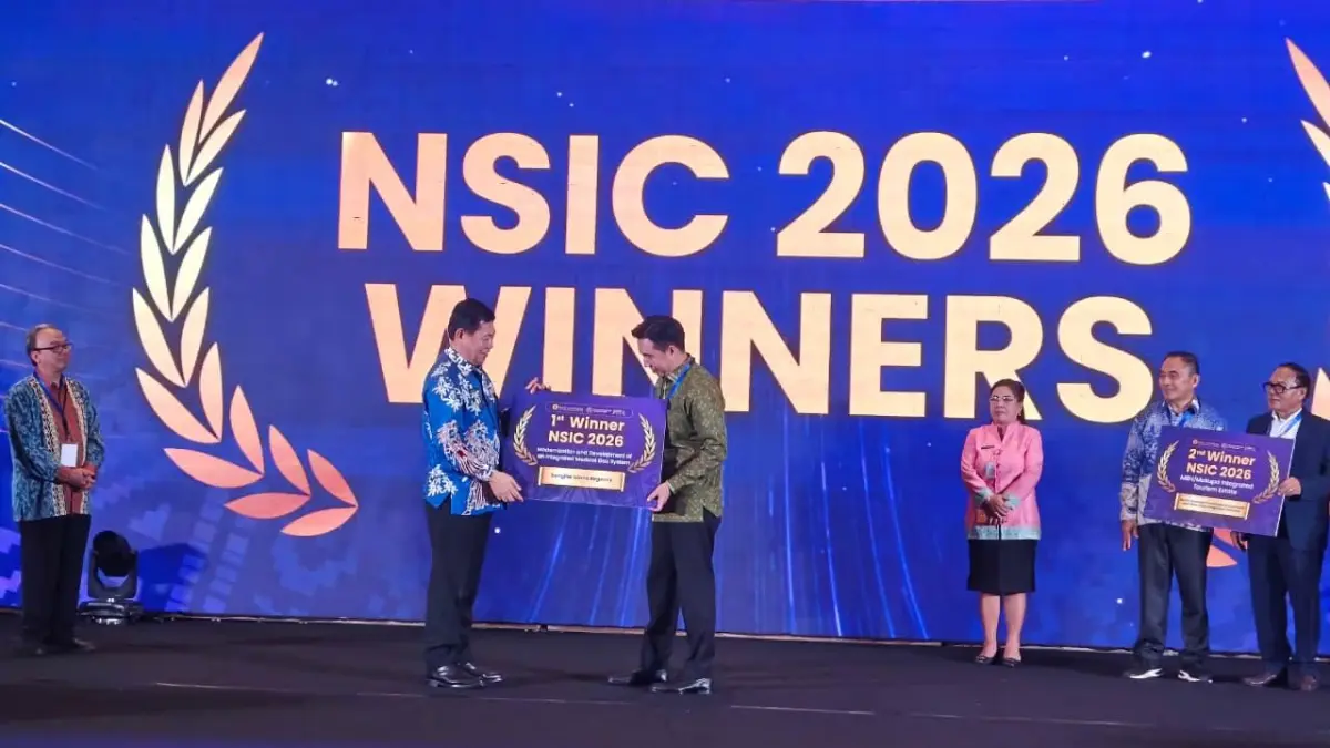 Sangihe berhasil mempertahankan posisi sebagai Juara 1 North Sulawesi Investment Challenge (NSIC) 2026. Bupati Michael Thungari (Batik Hijau) saat menerima piagam penghargaan, Jumat (7/8/26).