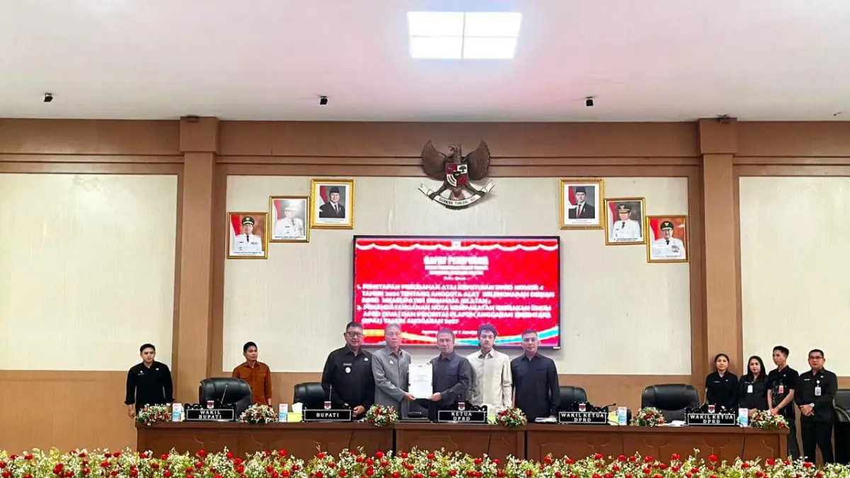 RAPAT PARIPURNA: Bupati Minsel Franky Donny Wongkar bersama Wakil Bupati Theodorus Kawatu menghadiri Rapat Paripurna DPRD Minsel, Jumat (7/8). Pemkab dan DPRD menyepakati KUA-PPAS Tahun Anggaran 2027 sebagai landasan memasuki tahapan penyusunan APBD 2027.