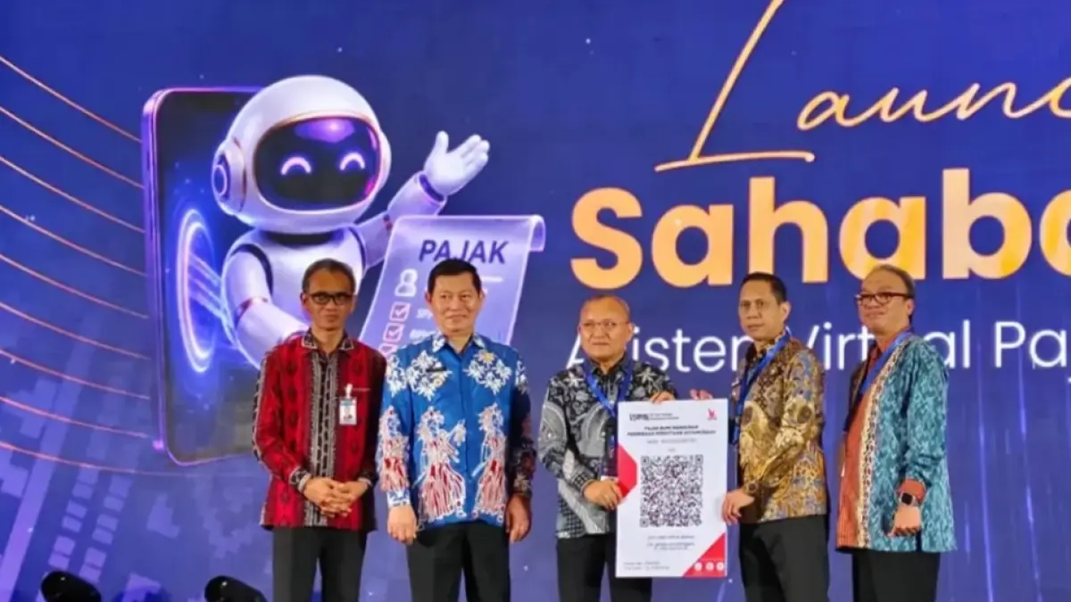 Direktur Umum Bank SulutGo Joubert Dondokambey menyerahkan QRIS pajak kepada Wali Kota Kotamobagu dr. Wenny Gaib, di sela acara NSIF, Jumat (7/8/2026)