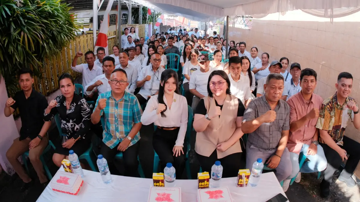 JEMPUT: Anggota DPRD Manado Monica Tambajong bersama warga di Kecamatan Wanea di kegiatan reses, Minggu (9/8)