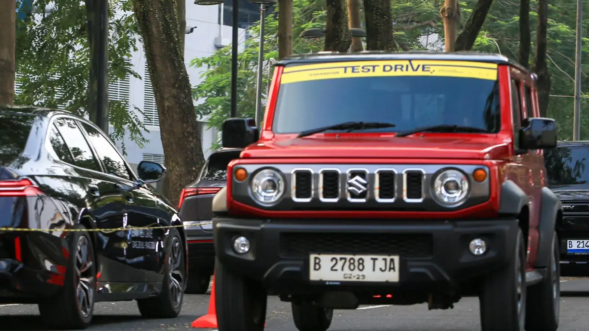 Jimny 5-Door menawarkan tampilan tangguh dengan karakter SUV kompak yang cocok untuk petualangan.