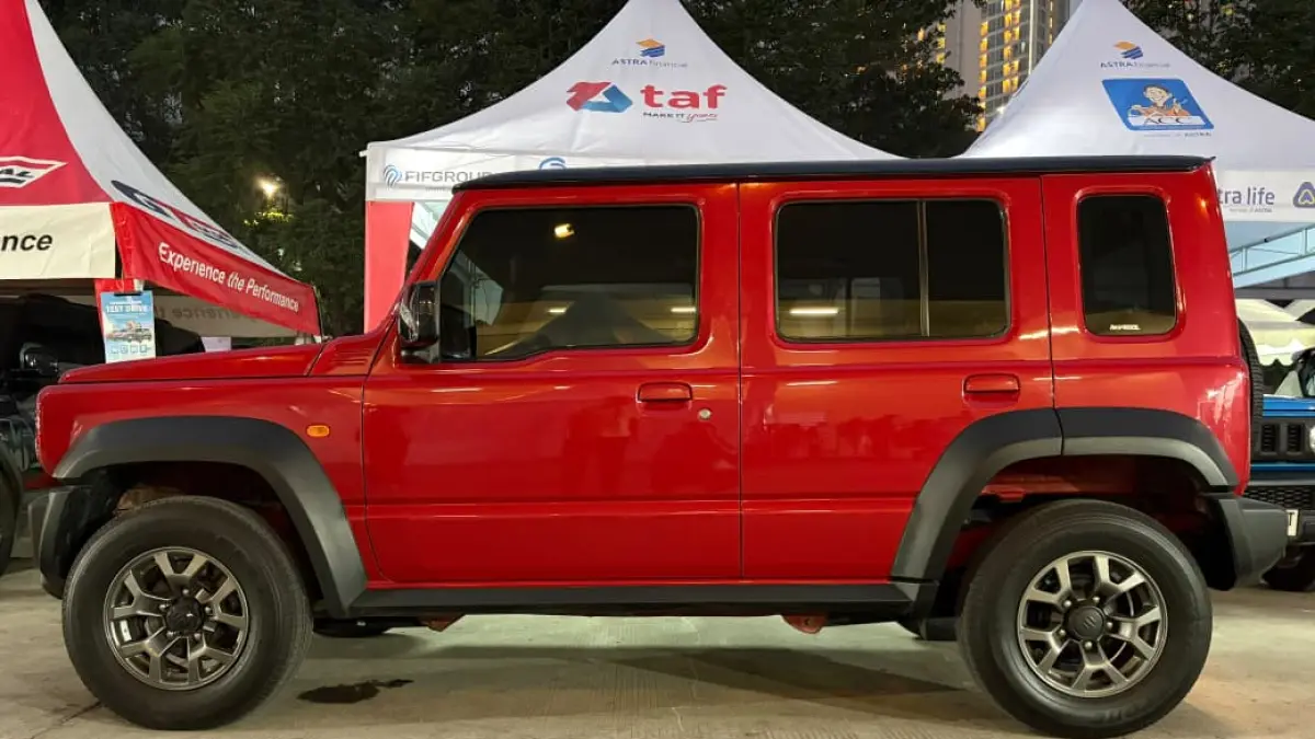 Lima pintu membuat Jimny tampil lebih praktis tanpa menghilangkan karakter legendarisnya.