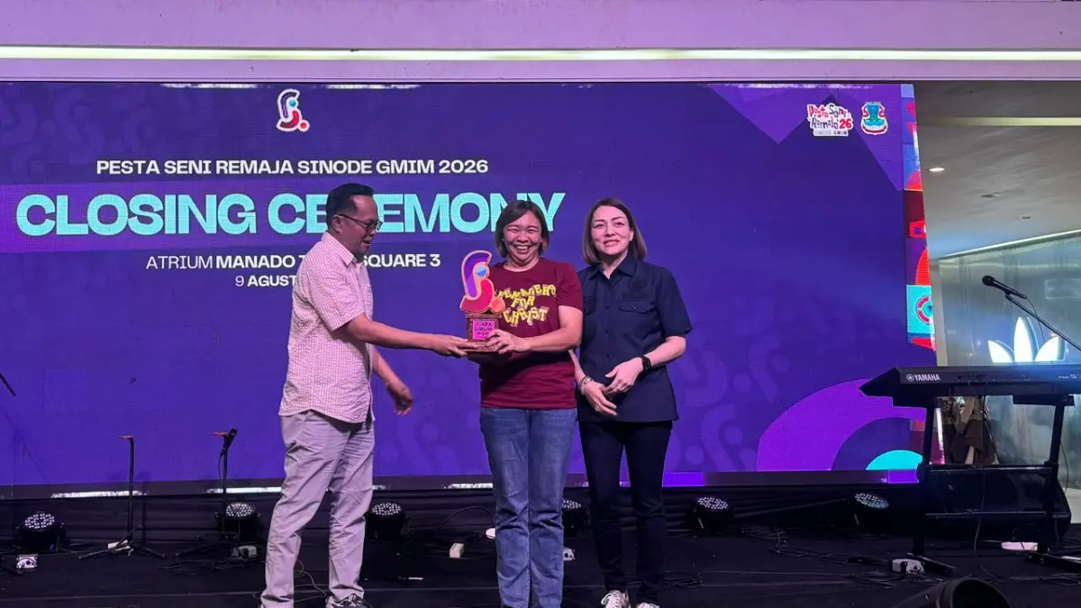 Penyerahan piala Juara Umum oleh Ketua Umum Panitia PSR 2026 dr Richard Sualang didampingi Ketua KPRS GMIM dr Michaela Paruntu pada Ketua Remaja Wilayah Manado Sario Pdt Lidya Antou yang juga Ketua KPRJ Getsemani Sario Kotabaru.