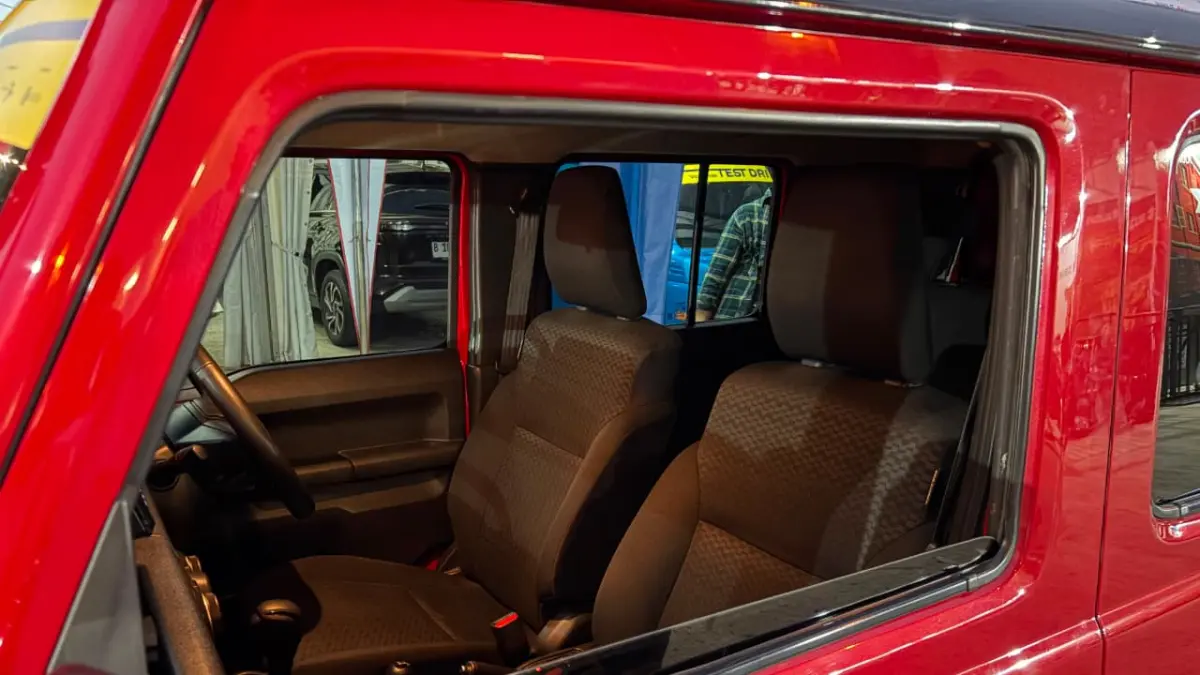 Ruang pengemudi Jimny 5-Door dirancang fungsional, dengan tata letak kontrol yang mudah dijangkau.