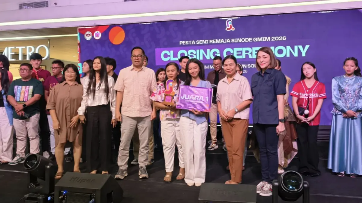 TALENTA: Penyerahan hadiah kepada para pemenang lomba di PSR 2026 oleh Ketua Umum Panitia, Pnt dr Richard Sualang dan Ketua KPRS Michaela E Paruntu di Closing Ceremony, Sabtu (9/8) di Mantos 3