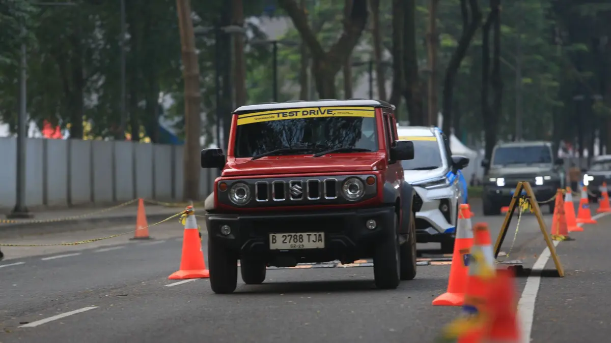 Tampilan tangguh Jimny 5-Door berpadu dengan lima pintu yang membuatnya semakin praktis.
