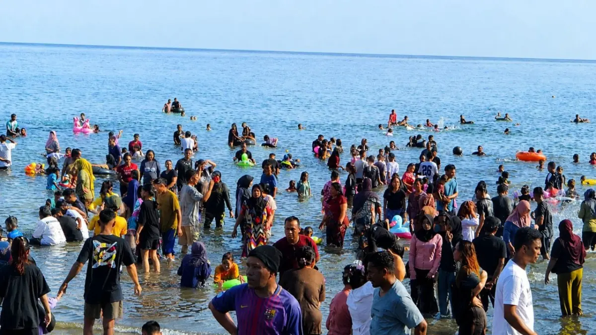 TRADISI: Suasana kawasan pantai Desa Sapa Timur Minggu pagi tampak ramai oleh masyarakat yang datang mengikuti kegiatan Mandi Safar.