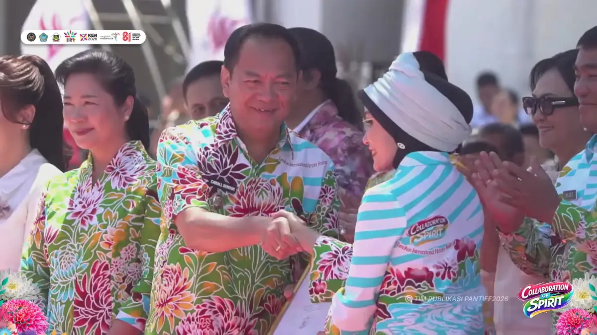 Walikota Tomohon Carol Senduk saat menerima Piagam Penghargaan Kharisma Event Nusantara 
