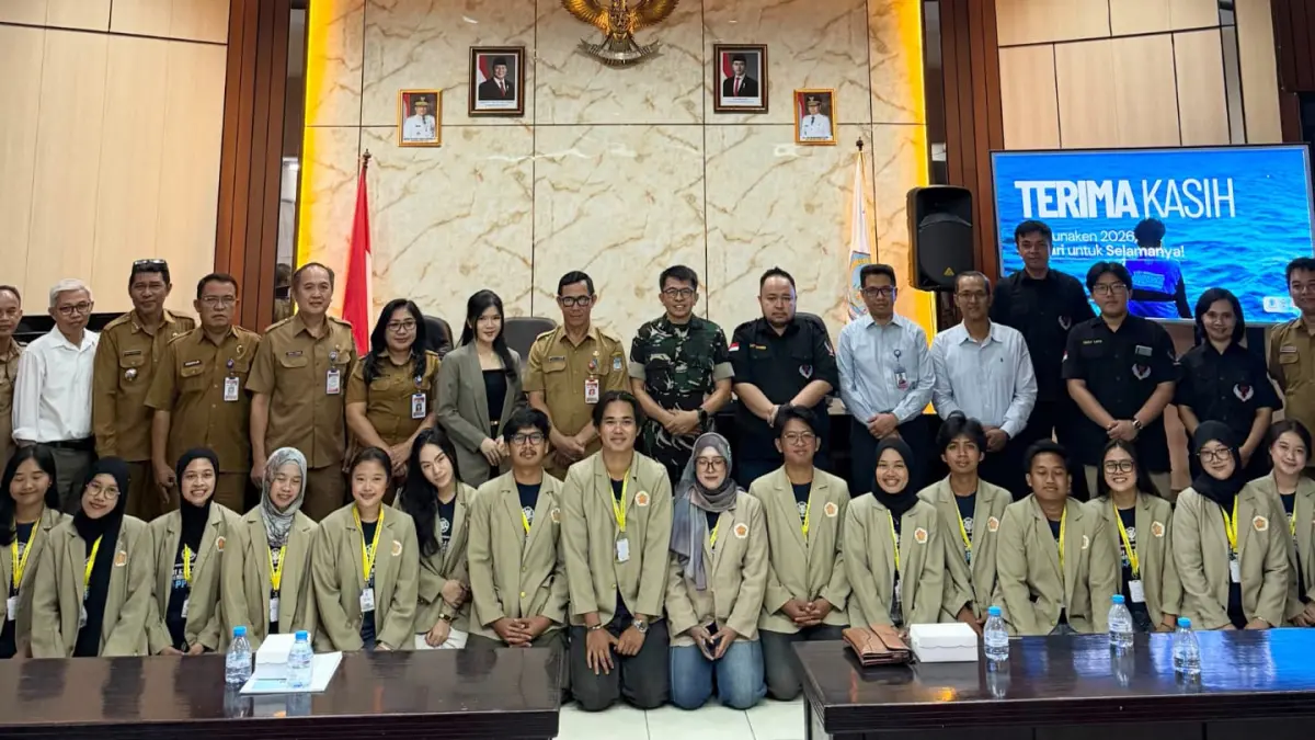 BANGGA: Foto bersama dalam acara Audiensi Penarikan Tim KKN-PPM UGM, Senin (10/8) di Aula Kantor Inspektoran Sulut.
