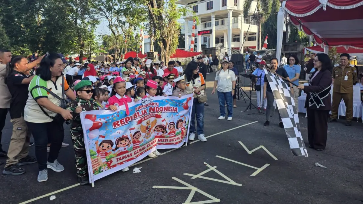 Bunda PAUD Kota Bitung Ellen Honandar-Sondakh melepas peserta kegiatan Jalan Gembira.(Dok Istimewa)