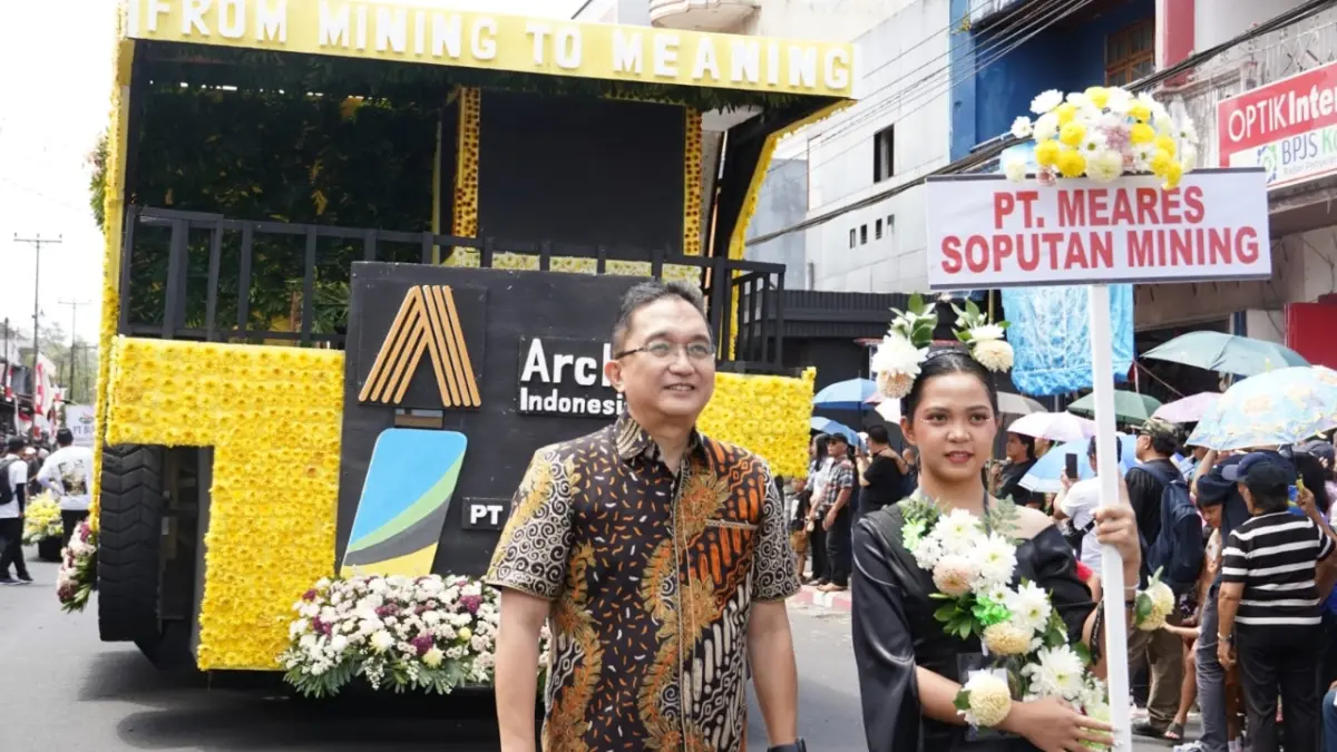 Float PT MSM Jadi Pusat Perhatian di TIFF 2026. Tampak Presiden Direktur PT Meares Soputan Mining (MSM) dan PT Tambang Tondano Nusajaya (TTN) Dr David Sompie foto di depan float PT MSM