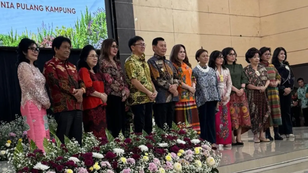Ketua Umum Kawanua Sedunia  Lucy Rumantir-Palit (kelima dari kanan), Ketua Panitia KSD Pulang Kampung Tresye Lumanaw (pertama dari kiri), foto bersama para petinggi di Sulut