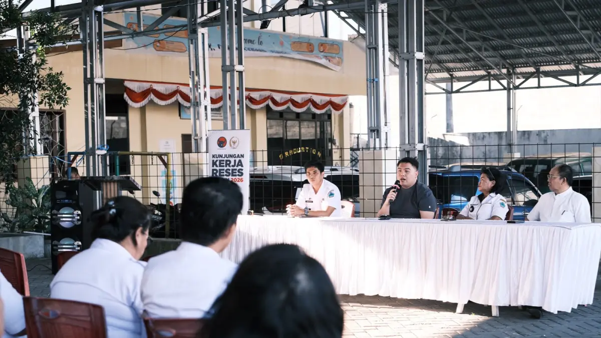 Rio Dondokambey bersama masyarakat Kolongan Tetempangan di GMIM Kanaan Asabri saat reses, akhir Juli lalu. 
