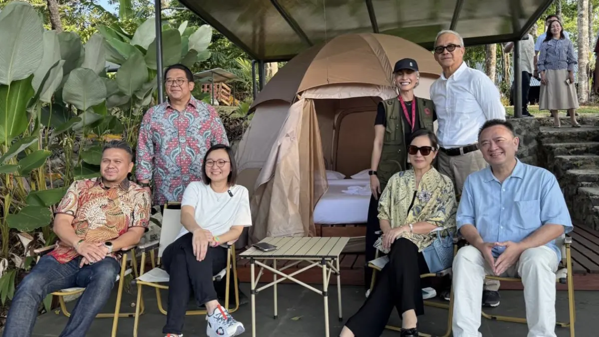 Wakil Menteri Ekonomi Kreatif Irene Umar dan Ketua Koordinator Luar Negeri DPP Gerakan Ekonomi Kreatif Nasional Osco Olfriady Letunggamu menikmati keindahan alam Kota Tomohon dari Kai Meya Restaurant, usai menghadiri rangkaian TIFF 2026, Sabtu (8/8).