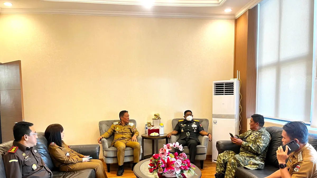 PERKUAT SINERGI: Bupati Minahasa Selatan Franky Donny Wongkar, menerima kunjungan Danrem 131/Santiago Brigjen TNI Yuri Elias Mamahi, di Kantor Bupati Minsel, Selasa (11/8/2026). Pertemuan memperkuat koordinasi TNI dan pemerintah daerah dalam menjaga stabilitas serta kondusivitas wilayah.