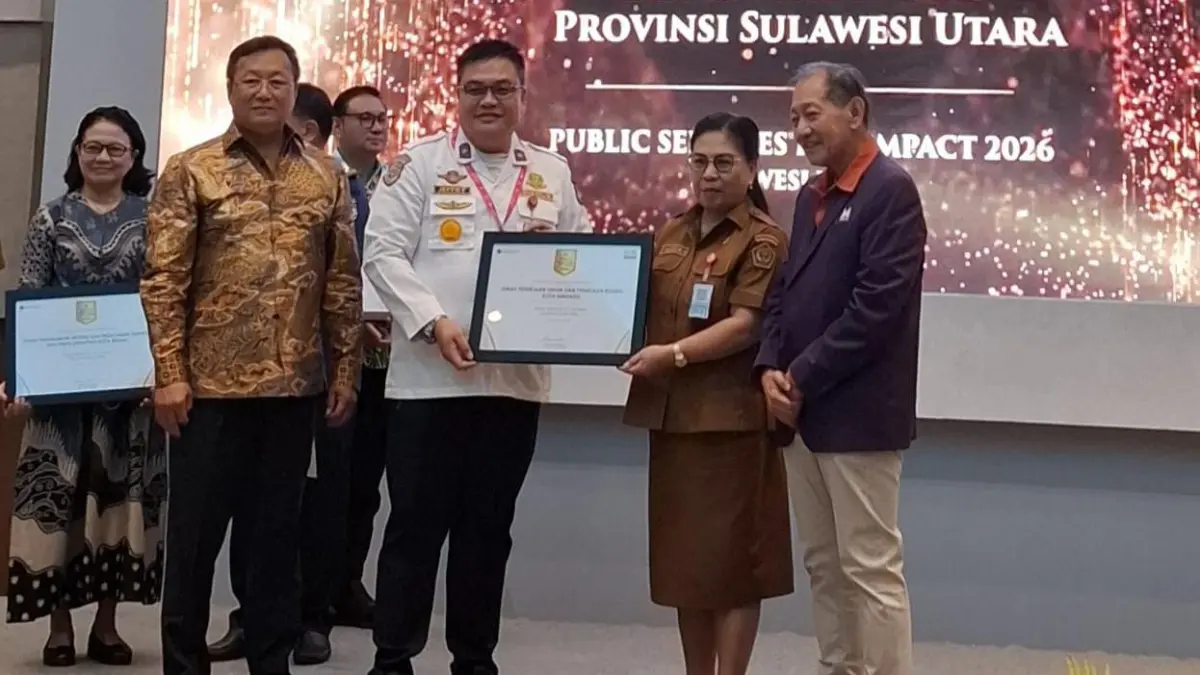 Kepala Dinas Perhubungan Kota Manado Jeffry J Worang menerima penghargaan.&nbsp;