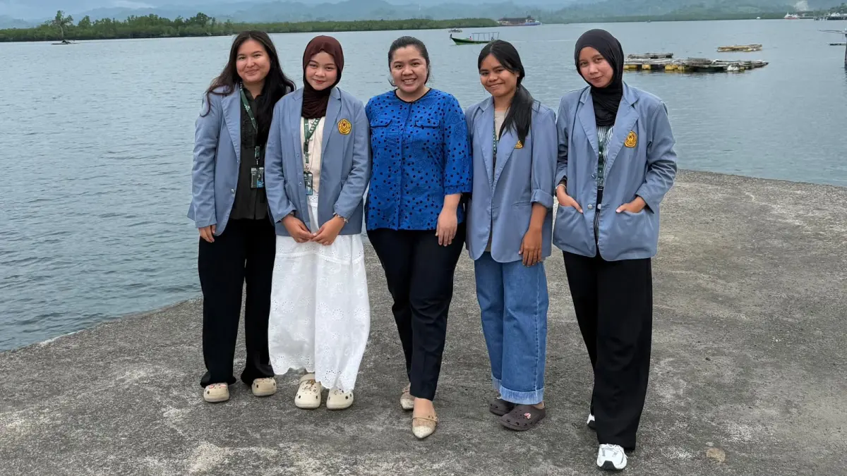 Penulis dr. Emmanuela Ranita Molenaar, M.Kes, Dosen Fakultas Kesehatan Masyarakat Universitas Sam Ratulangi bersama mahasiswa